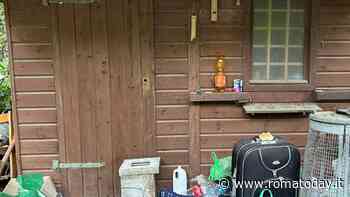 Occupa punto informativo del parco pubblico e lo usa come dimora, allontanato