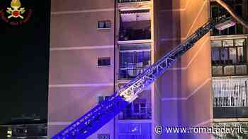 Appartamento in fiamme nella notte, due persone intossicate