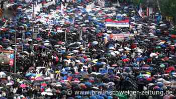 Serbien: Massenkundgebung in Belgrad für die Regierung