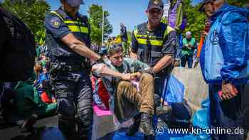 Hunderte Festnahmen bei Protest von Klimaaktivistinnen und ‑aktivisten in Den Haag
