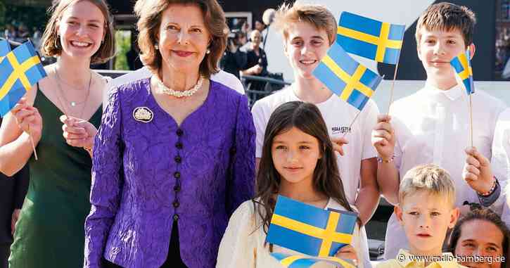 Königin Silvia von Schweden schippert über den Neckar