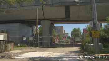 Petition calls on Metrolinx to build promised pedestrian path under GO train bridge