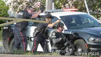 Hamilton police warn Stoney Creek residents to 'shelter in their basement' after double homicide