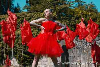 'Awe-inspiring' Red Bags sculpture in York in support of Ukraine