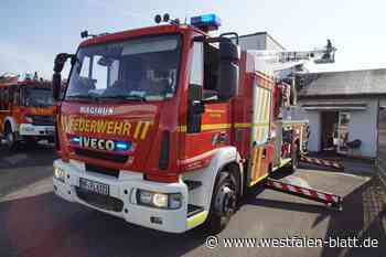 Löhne: Dach einer Lagerhalle brennt - 65 Feuerwehrleute im Einsatz