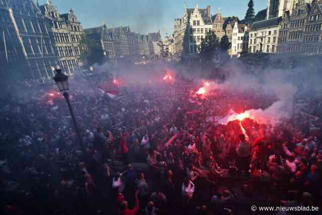 IN BEELD. Vandaag tien jaar geleden trokken duizend Antwerp-supporters naar stadhuis voor voortbestaan van hun club