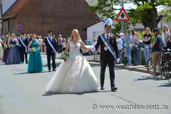 Schützenfest-Umzug in Körbecke: das Königspaar bezaubert