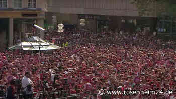 Meister-Party beim FC Bayern jetzt live: Spieler-Trio verlässt Feier vorzeitig – Müller heizt ein