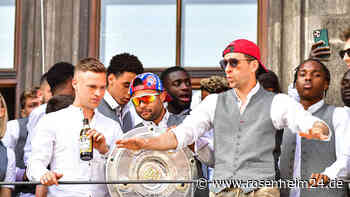 Meister-Party beim FC Bayern jetzt live: Spieler-Trio verlässt Feier vorzeitig – Müller heizt ein