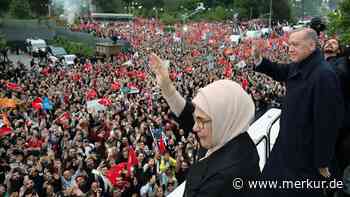 Stichwahl in der Türkei: Erdogan zur Siegesrede in Ankara, Wahlbeobachter ermordet