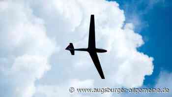 Pilot bekommt Probleme und muss mit Segelflugzeug auf Feld landen