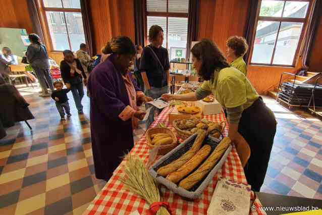 Cursisten Nederlands oefenen in fictief ‘oefendorp’ met bakker, apotheker en politiekantoor: “Een tussenstap om in de echte wereld Nederlands te durven praten”
