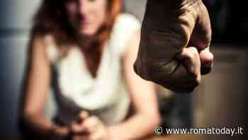 Con la mano fa segni anti violenza, i carabinieri la notano e salvano donna vittima di abusi