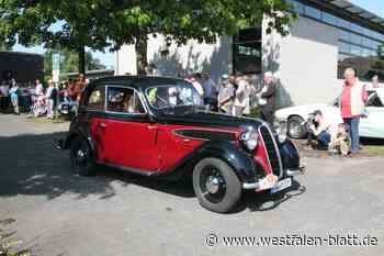 100 Oldtimer nehmen 100 Kilometer Rundkurs durch den Kreis Paderborn in Angriff