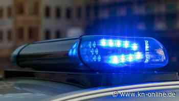 In Cop-Uniform: Stripper mit Spielzeug-Sturmgewehr löst Polizeieinsatz aus