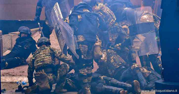 Scontri nel nord del Kosovo: feriti 25 soldati della Nato, 11 sono italiani. “Tre di loro sono gravi”