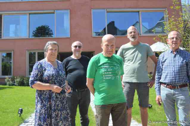 Zo leven deze 55-plussers samen, maar toch apart in cohousing: “Vrijdagavond eten we samen aan een lange tafel”