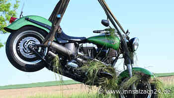 Motorrad von Auto erfasst: Biker wird in Straßengraben geschleudert - tot