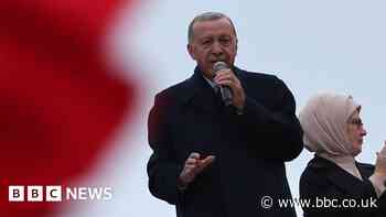 Turkish president sings to supporters from top of bus