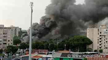 Incendio all'ex pista di ghiaccio, vigilante ferma piromane e lo salva dal linciaggio. La rabbia della folla ne favorisce la fuga