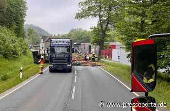FF Olsberg: LKW Anhänger stürzt um und blockiert Bundesstraße 480 mit Ladung