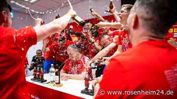 Bierdusche während PK geht nach hinten los: Aufstiegstrainer droht Mannschaft mit Extra-Training