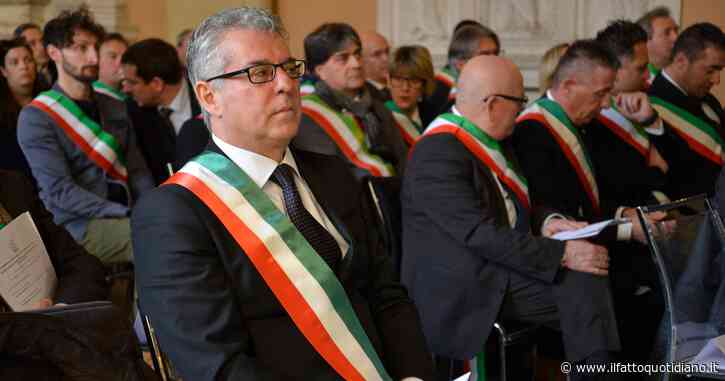 Umbria, la marcia dei sindaci contro l’abuso d’ufficio: “Il primo cittadino di Norcia sospeso dopo la condanna. Governo intervenga”