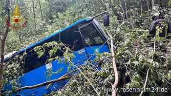 Schulbus in Italien stürzt in Waldhang