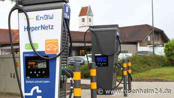 Netzwerk für E-Autofahrer erweitert: Surheim stellt zwei neue Schnellladesäulen vor