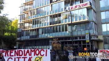 Scandalo chat e residenza agli occupanti, il pressing leghista porta ad un'indagine della Procura