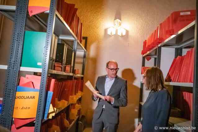 Maatregelen moeten scholen met minder papierwerk opzadelen, leerkrachten reageren (voorzichtig) opgelucht: “Lesgeven is onze bij-job geworden”