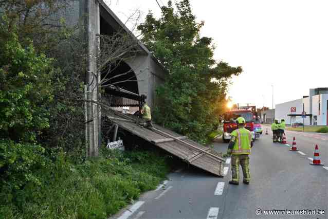 Wind blaast houten wand van oude loods over fietspad in Kortrijk