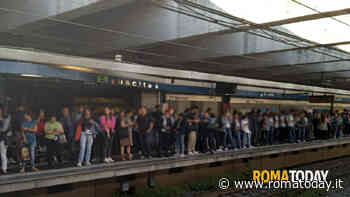 Metro B, l'ennesima mattinata di caos: le attese sfiorano i 30 minuti