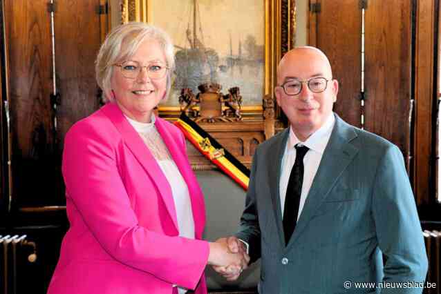 Piet Buyse (64) neemt afscheid, Leen Dierck (48) wordt eerste vrouwelijke burgemeester van Ros Beiaardstad: “De stoel die ik achterlaat, is bij haar in goede handen”