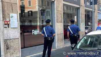 Armato di fucile da sub rapina un supermercato