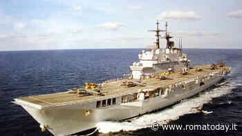 La portaeromobili Giuseppe Garibaldi ormeggiata a Civitavecchia
