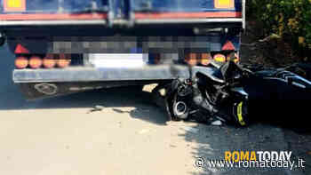 Incidente sulla Laurentina: perde controllo della moto e finisce sotto un camion. È grave