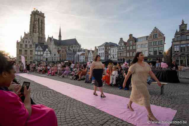 Plus-size model Romy Curvy viert 28ste verjaardag met catwalk op Mechelse Grote Markt