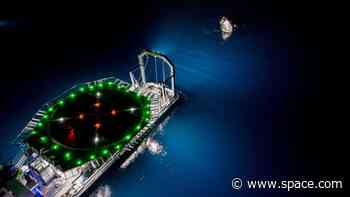 SpaceX's Dragon reentry and splashdown with Ax-2 astronauts looks amazing in these nighttime photos and videos