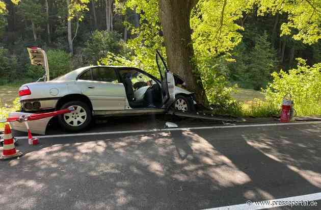 FW-EN: Schwerer Verkehrsunfall mit einer lebensgefährlich verletzten Person & Heckenbrand