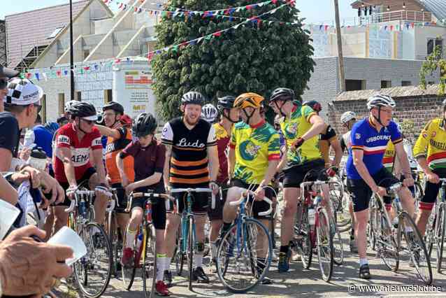Flandriens in oude wieleroutfit tijdens tiendaags event retrOttenburg