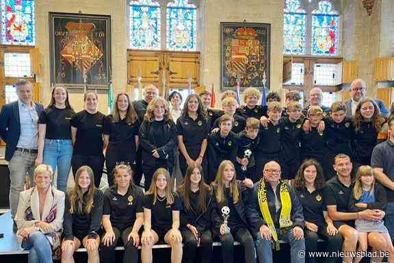 Stadsbestuur huldigt jeugdkampioenen voetbalclub KSV Oudenaarde