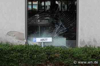 Auto fährt in Bäckerei-Fassade