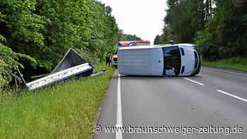 Lkw kippt auf Bundesstraße 4 in Gifhorn um – Fahrer verletzt