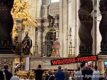 “Salvate i bambini ucraini”. E si spoglia nudo sull’altare di San Pietro
