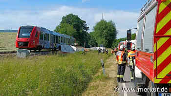 An unbeschranktem Bahnübergang: Traktorfahrer stirbt bei Zusammenstoß mit Regionalbahn