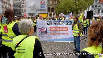Dutzende Verkäufer demonstrieren in Braunschweig für mehr Geld