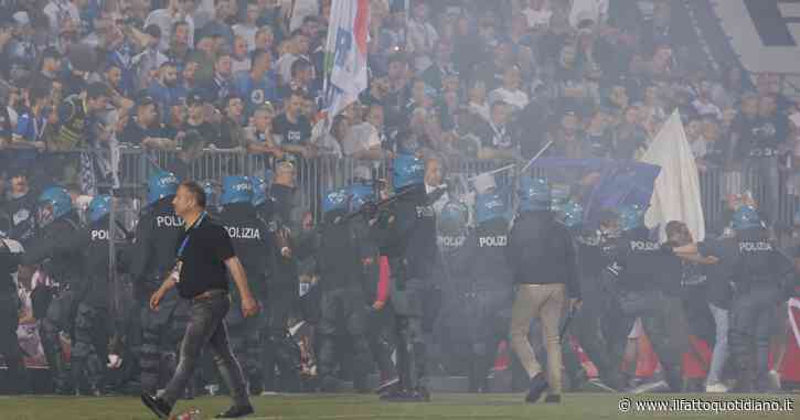 Caos a Brescia: il Cosenza segna il gol salvezza, fumogeni e invasione di campo. Interviene la polizia, partita sospesa