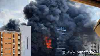 Roma, incendio a Colli Aniene: fiamme in un palazzo, venti persone in salvo