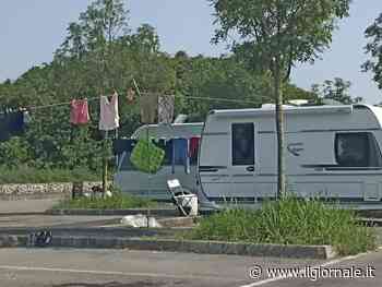 Milano, parcheggio invaso dai rom. L'ira della Lega: "Stop carovane"